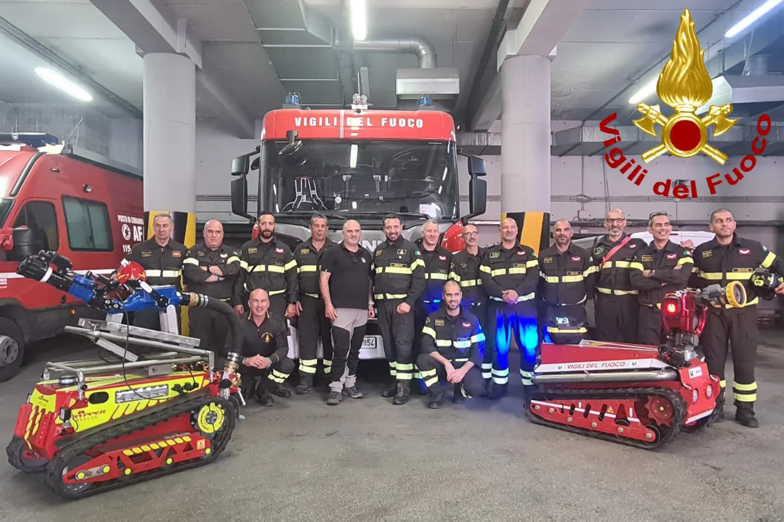 Foto di gruppo con i "pompieri-robot"