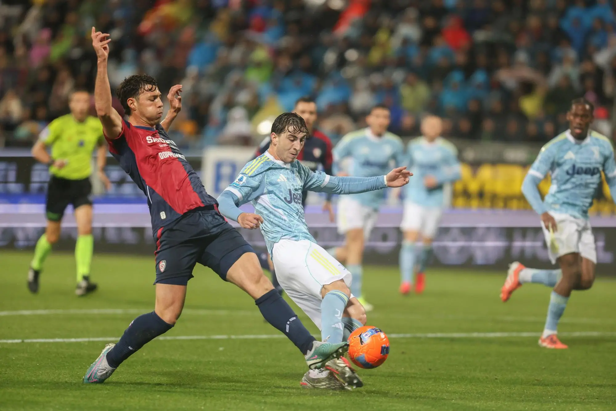 Il fallo di Fabio Miretti su Luca Mazzitelli al 15' di Cagliari-Juventus, inizialmente giudicato da rigore (foto Ansa)