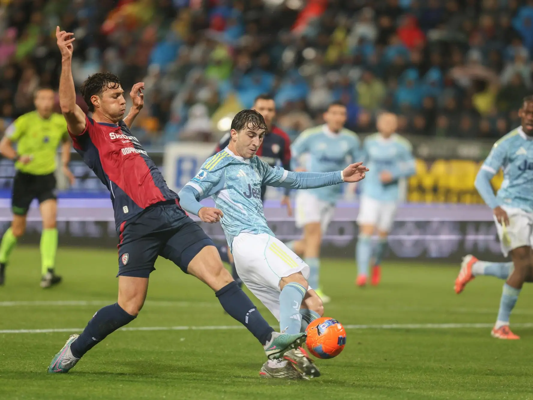 Il fallo di Fabio Miretti su Luca Mazzitelli al 15' di Cagliari-Juventus, inizialmente giudicato da rigore (foto Ansa)