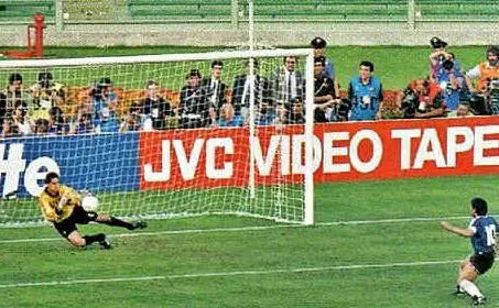 1990 - Il portiere jugoslavo Ivkovic scommette con Maradona: &quot;Scommettiamo 100 dollari che ti paro il rigore?&quot;. E vince