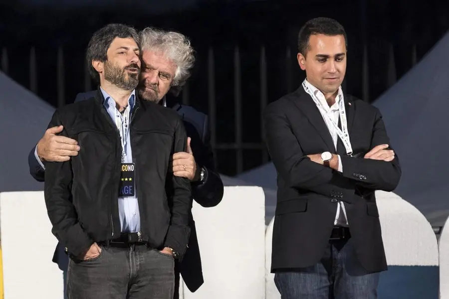Beppe Grillo tra Roberto Fico e Luigi Di Maio (Ansa)