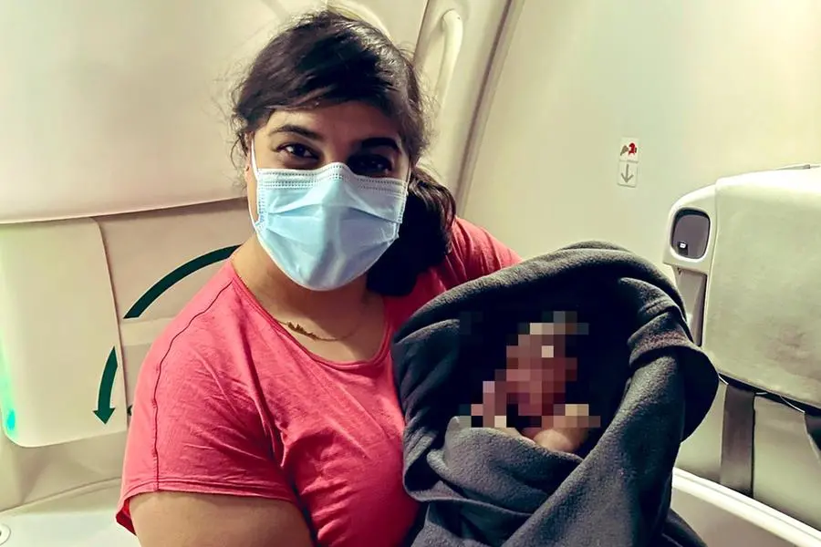 Aisha Khatib e la neonata (foto Twitter)