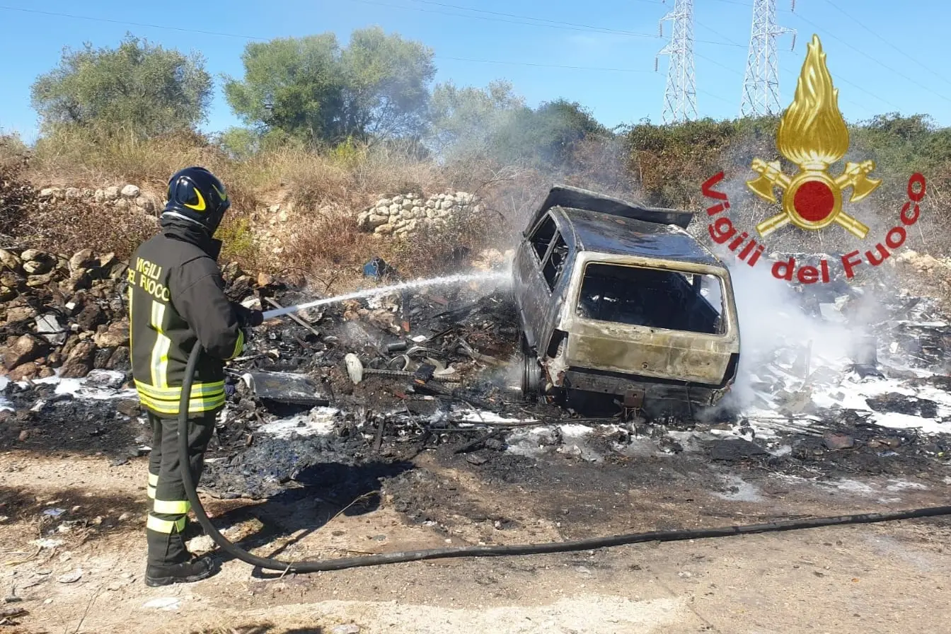 Incendio al campo nomadi di Sassari, in fiamme vetture e masserizie (foto vigili del fuoco)
