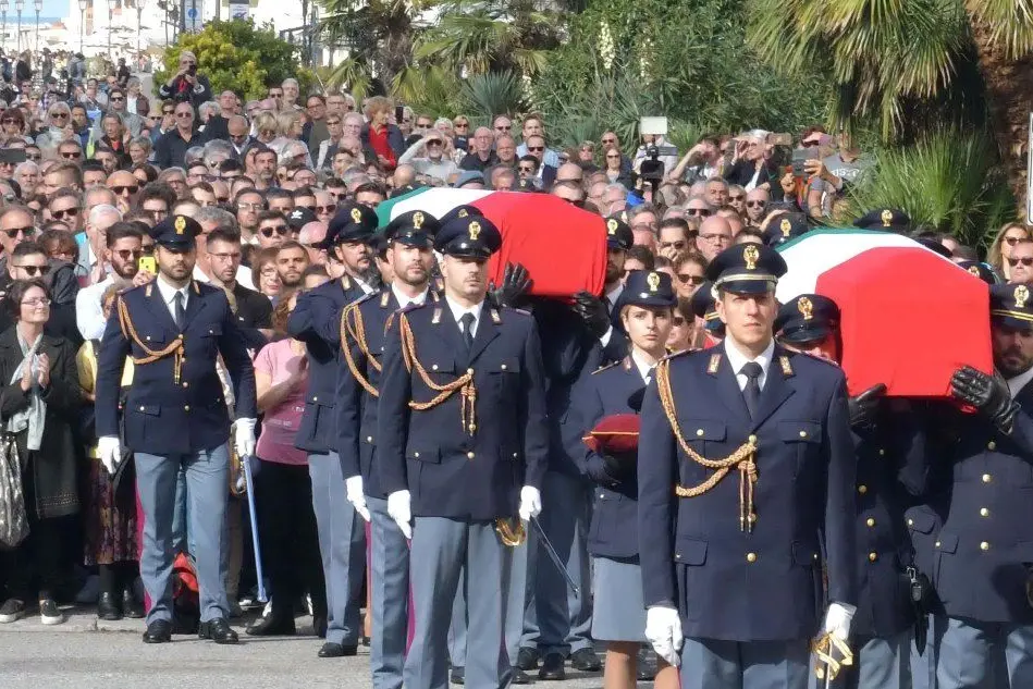 L'arrivo dei feretri nella chiesa di Sant'Antonio Taumaturgo a Trieste