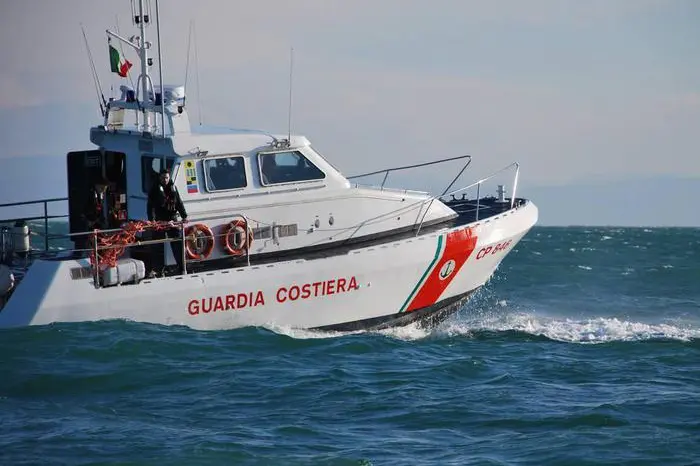 Tre diportisti a bordo di un semicabinato a motore di circa 7 metri e mezzo che imbarcava acqua a causa della rottura di un manicotto delle prese a mare, sono stati salvati dalla Guardia costiera nel golfo di Trieste, a circa 8 miglia a sud di Grado (Gorizia). Ricevuto l'sos, la Capitaneria di porto del capoluogo ha dirottato la nave mercantile più vicina ed ha inviato una motovedetta che ha raggiunto il semicabinato e, dopo aver tamponato la falla, lo ha condotto a Grado. ANSA/UFFICIO STAMPA GUARDIA COSTIERA +++ ANSA PROVIDES ACCESS TO THIS HANDOUT PHOTO TO BE USED SOLELY TO ILLUSTRATE NEWS REPORTING OR COMMENTARY ON THE FACTS OR EVENTS DEPICTED IN THIS IMAGE; NO ARCHIVING; NO LICENSING +++