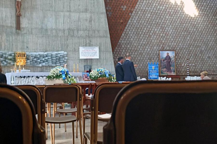 Genova, chiesa gremita per i funerali di Monica Montefalcone e della figlia Giorgia