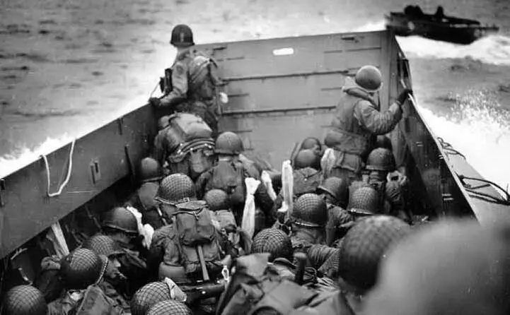 E' il D-Day, gli Alleati sbarcano in Francia per cacciare gli occupanti tedeschi