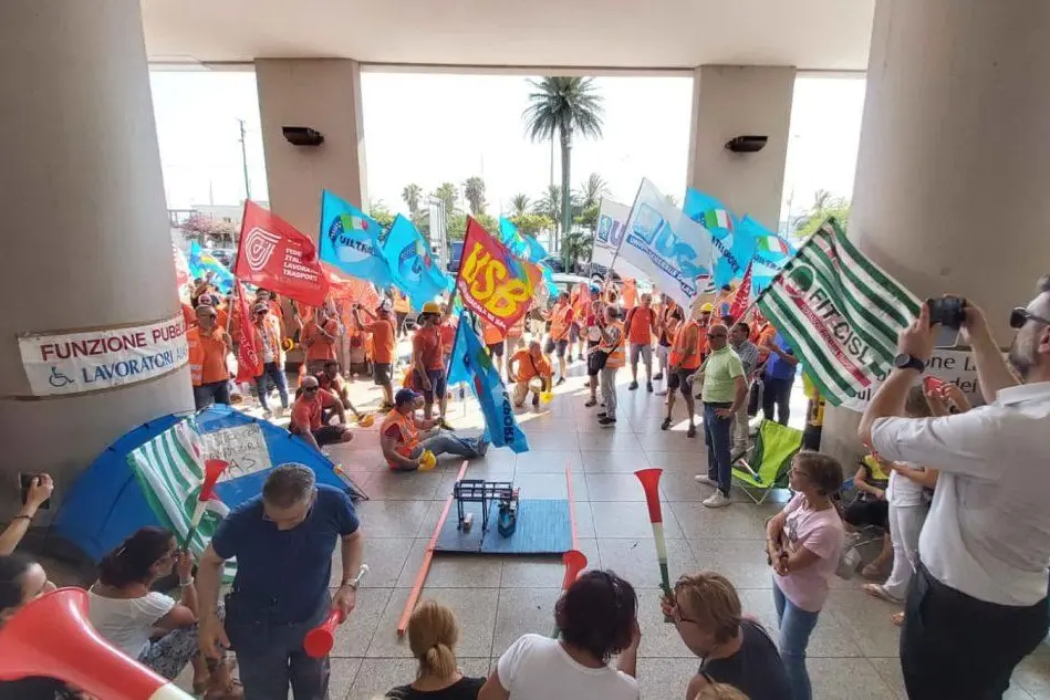 La protesta dei lavoratori (foto inviata da Mariano Paba)
