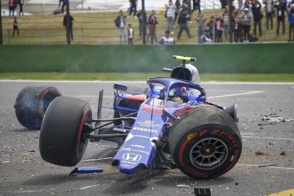 Gran Premio della Cina: paura in pista. Albon si schianta contro un muretto FOTO
