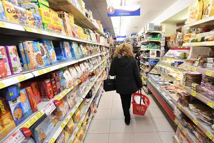 Una persona fa la spesa in un supermercato di Milano, 30 settembre 2021. A novembre, l'inflazione accelera nuovamente registrando un +3,8% dei prezzi su base annua e "portandosi a un livello che non si registrava da settembre 2008". E' quanto rileva l'Istat nelle stime preliminari sottolineando anche che l'inflazione di fondo sale a livelli che non si vedevano da marzo 2013. ANSA/DANIEL DAL ZENNARO