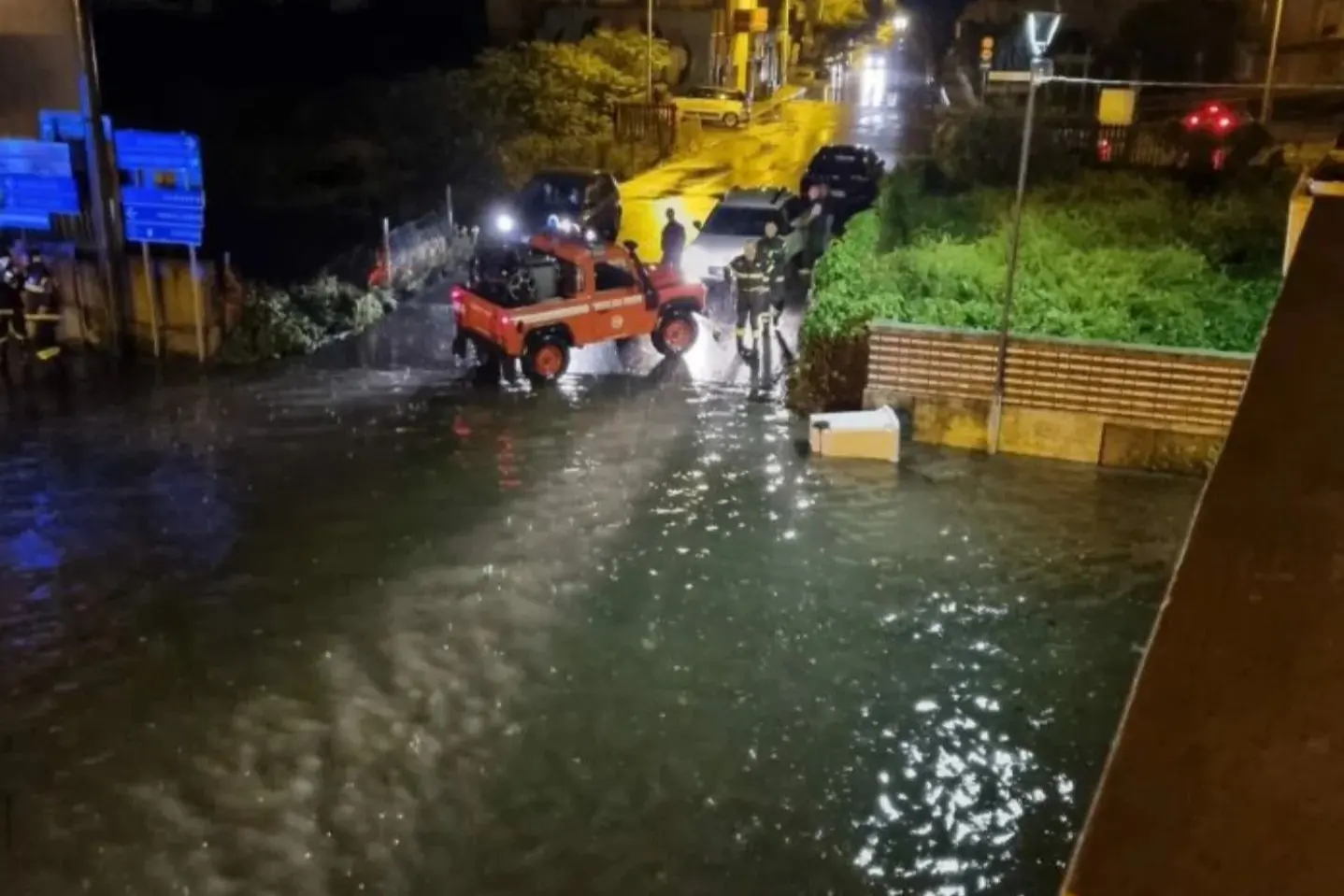 Un intervento dei vigili del fuoco nella notte tra sabato e domenica