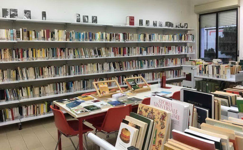 Una biblioteca (foto archivio L'Unione Sarda)