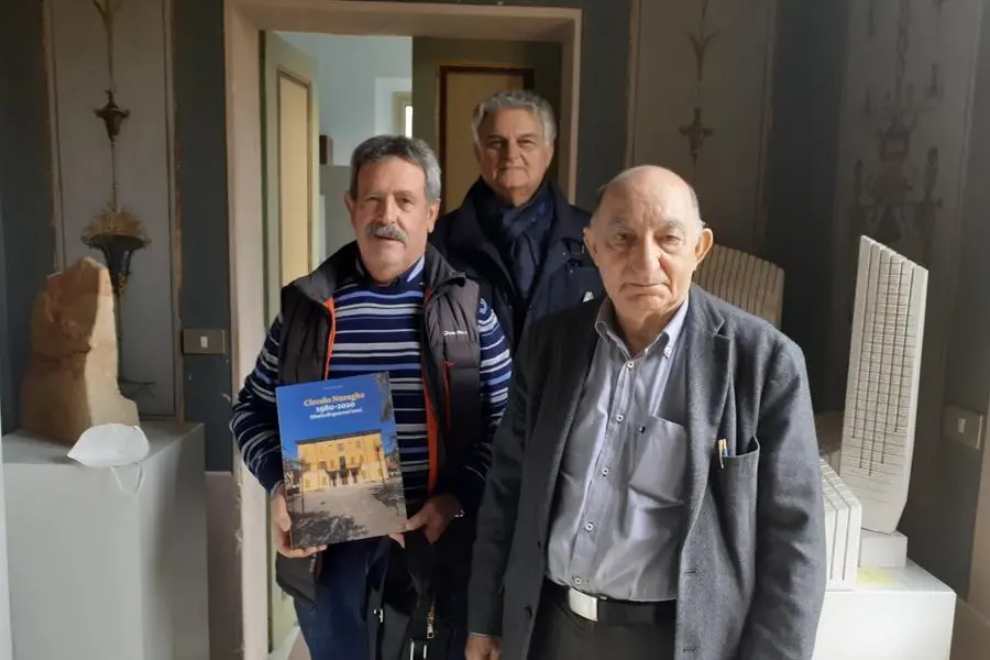 Mario Ledda, Gianni Aru ed Egidio Pagani fra le Pietre Sonore di Pinuccio Sciola (foto concessa)