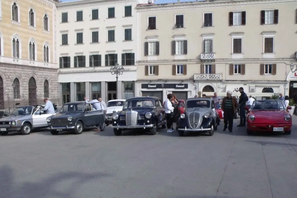 Le vetture prima della partenza in piazza d'Italia a Sassari