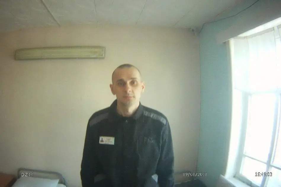 Il prigioniero Oleg Sentsov filmato nel carcere russo (Ansa)
