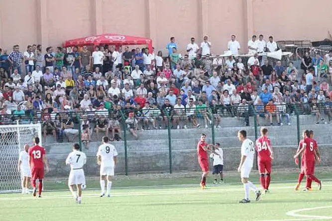 Lo stadio "Limbara" di Luras durante un'amichevole col Cagliari (foto Lauras Calcio)