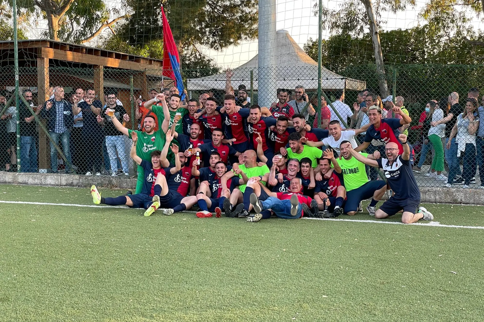 La gioia del Taloro Gavoi coi propri tifosi al termine della partita (foto Spignesi)