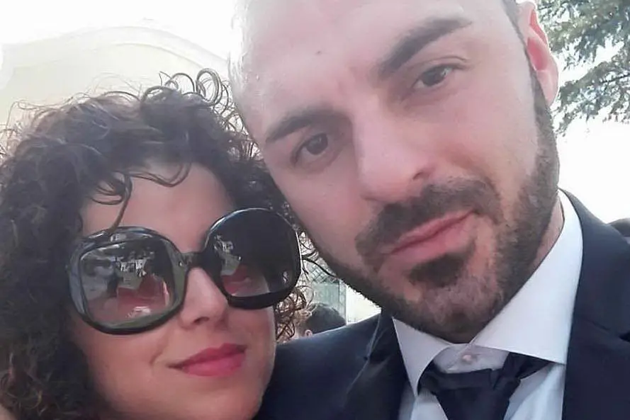 Fabio Di Lello e la moglie Roberta (foto da Facebook)
