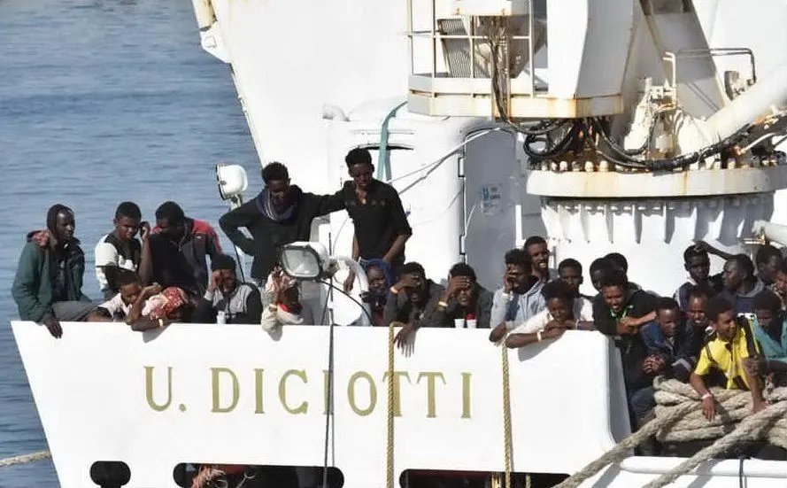 La Diciotti con i migranti (foto L'Unione Sarda)