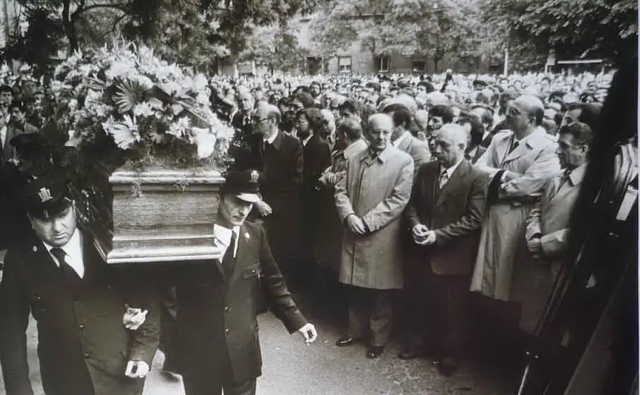Il funerale del cronista (archivio L'Unione Sarda)