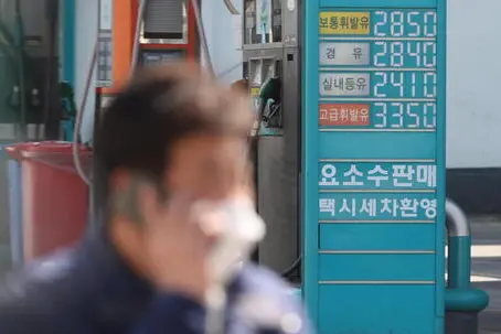 epa09852392 A sign at a gas station shows diesel prices at 2,840 won (2.32 US dollar) per liter, nearly the same as those of gas at 2,850 won per liter, in Seoul, South Korea, 27 March 2022. The average diesel price in the fourth week of this month came to 1,918.1 won (1.56 US dollar), the highest level since July 2008. EPA/YONHAP SOUTH KOREA OUT
