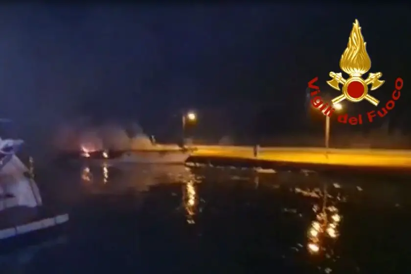 La barca incendiata nel porto di Castelsardo (foto Vigili del fuoco)