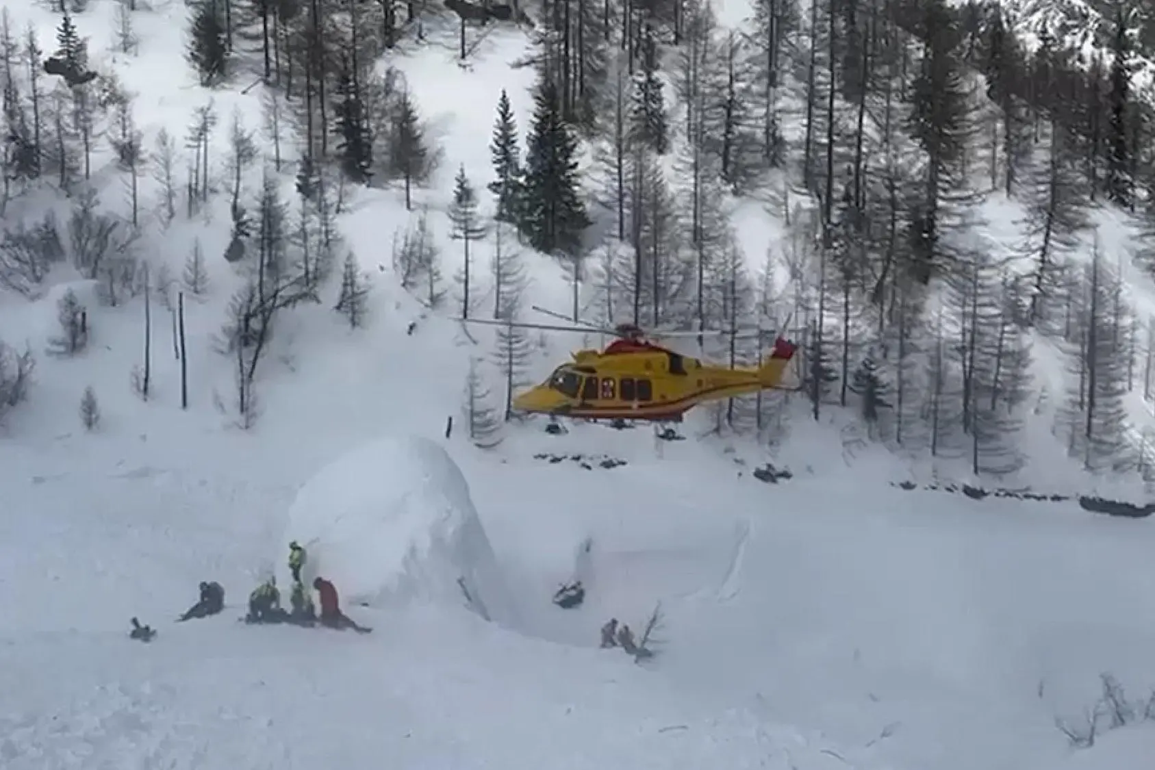 L'intervento per la valanga caduta stamane nel canale del Vesses, in val Veny, sopra Courmayeur (Ansa)