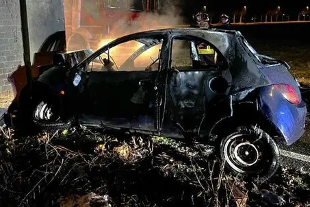 L'auto bruciata (Ansa)