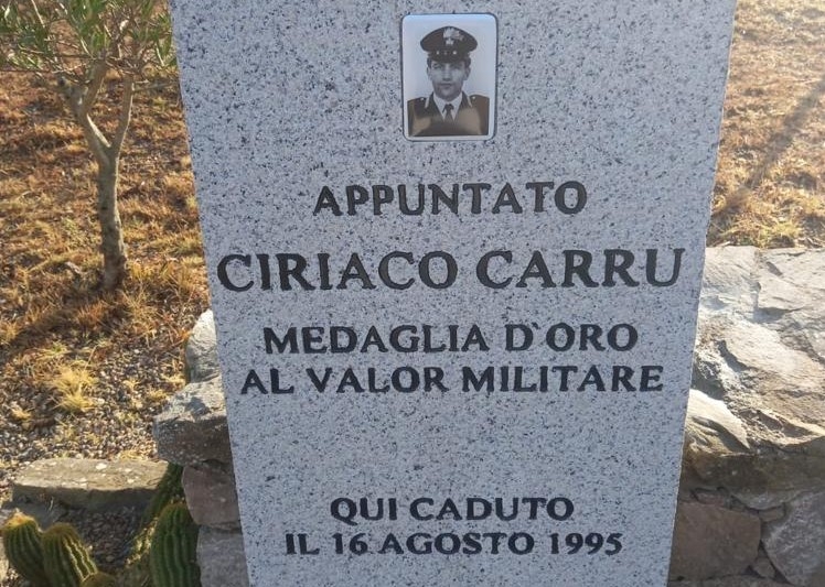 Il cippo commemorativo di Ciriaco Carru (foto Tellini)