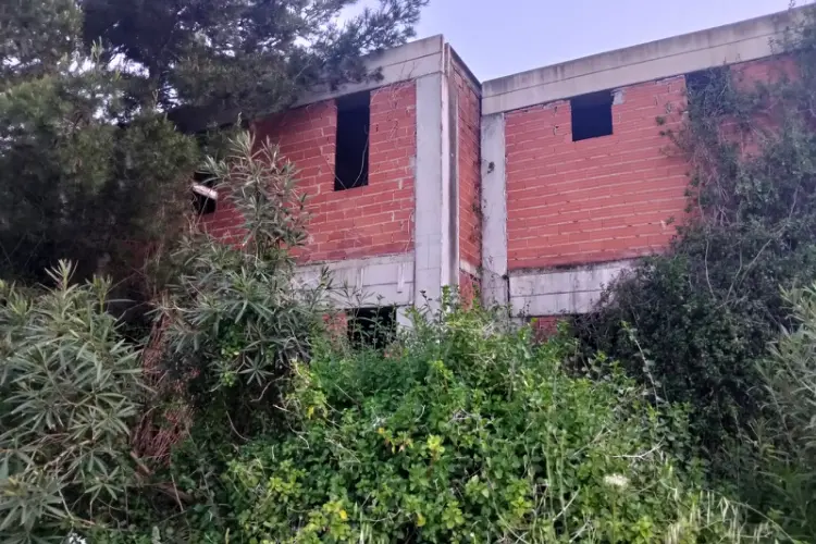 Il degrado che avvolge la piscina incompiuta a Porto Torres (foto Pala)