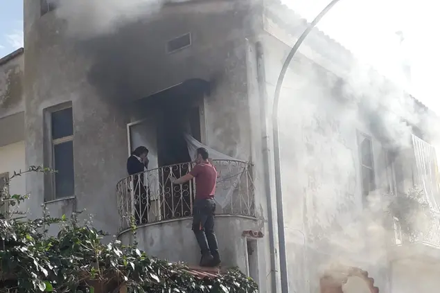 La casa in fiamme a Monastir (L'Unione Sarda - Pillosu)