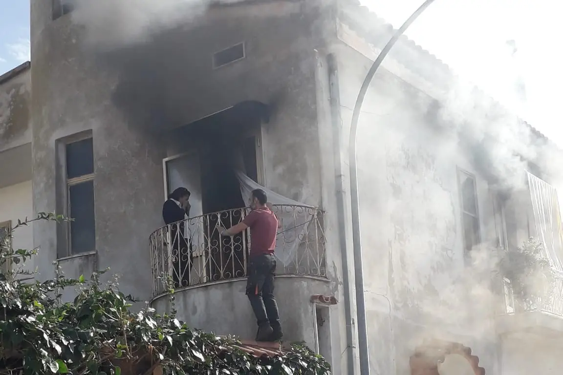 La casa in fiamme a Monastir (L'Unione Sarda - Pillosu)
