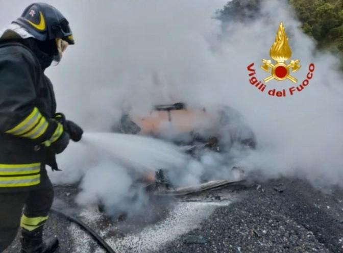 Fumo dal motore poi l’auto in marcia prende fuoco