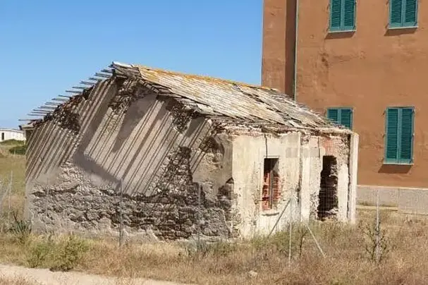 Una delle strutture degradate all'Asinara (foto Pala)