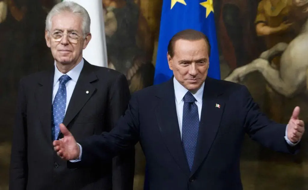 Il passaggio di consegne tra Silvio Berlusconi e il nuovo premier Mario Monti, scelto da Giorgio Napolitano per evitare al Paese il default (Ansa)