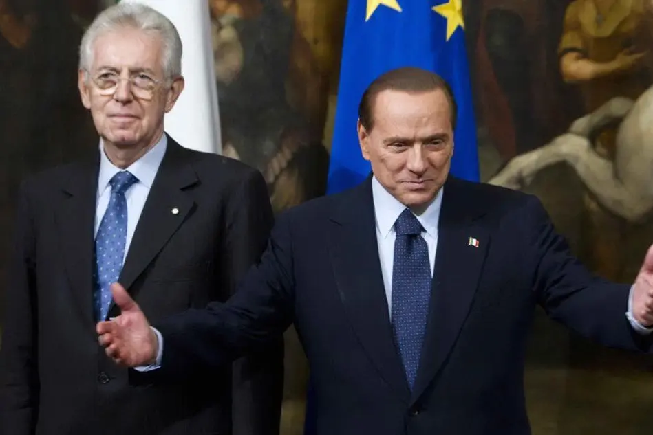 Il passaggio di consegne tra Silvio Berlusconi e il nuovo premier Mario Monti, scelto da Giorgio Napolitano per evitare al Paese il default (Ansa)