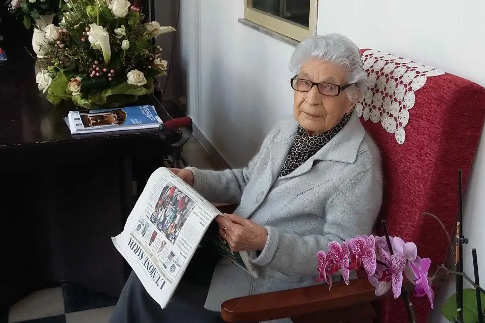 La nonnina intenta a leggere L'Unione Sarda