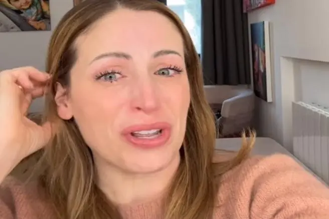 Clio Make Up in lacrime (frame Instagram)