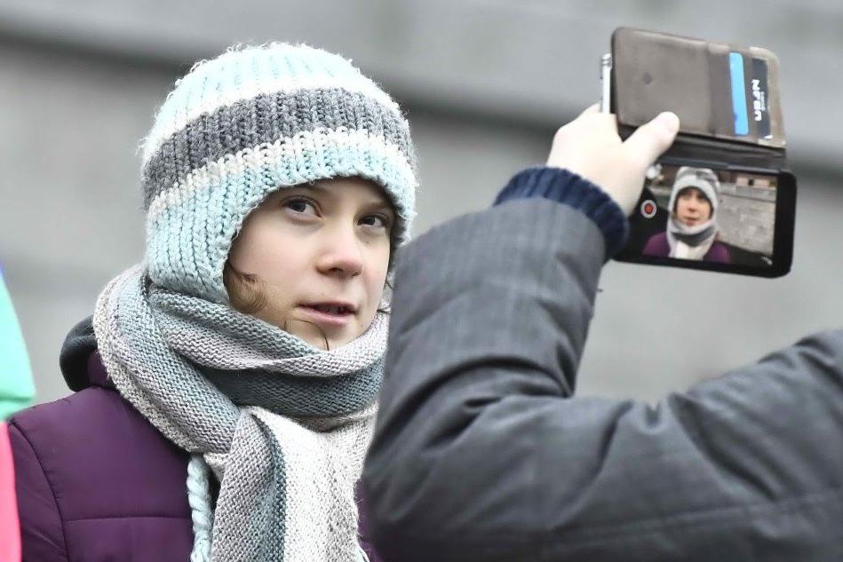 Greta Thunberg compie 17 anni e festeggia manifestando