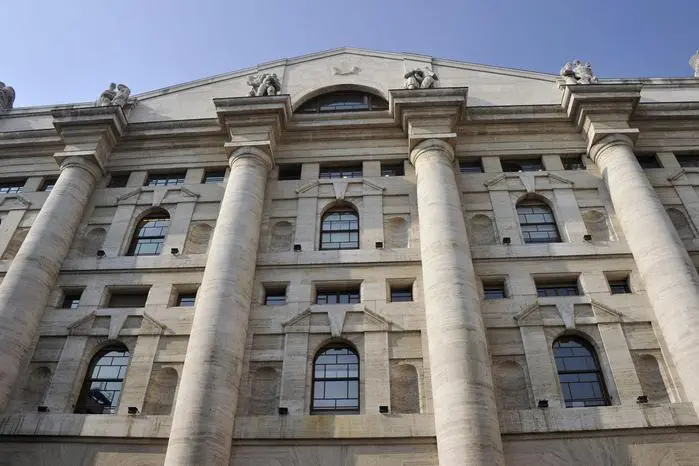 Palazzo Mezzanotte a Piazza Affari (foto Ansa)