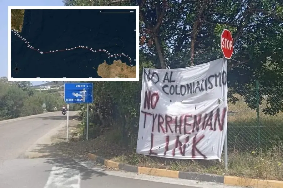 Un cartello contro il Tyrrhenian Link e la mappa della zona di interdizione