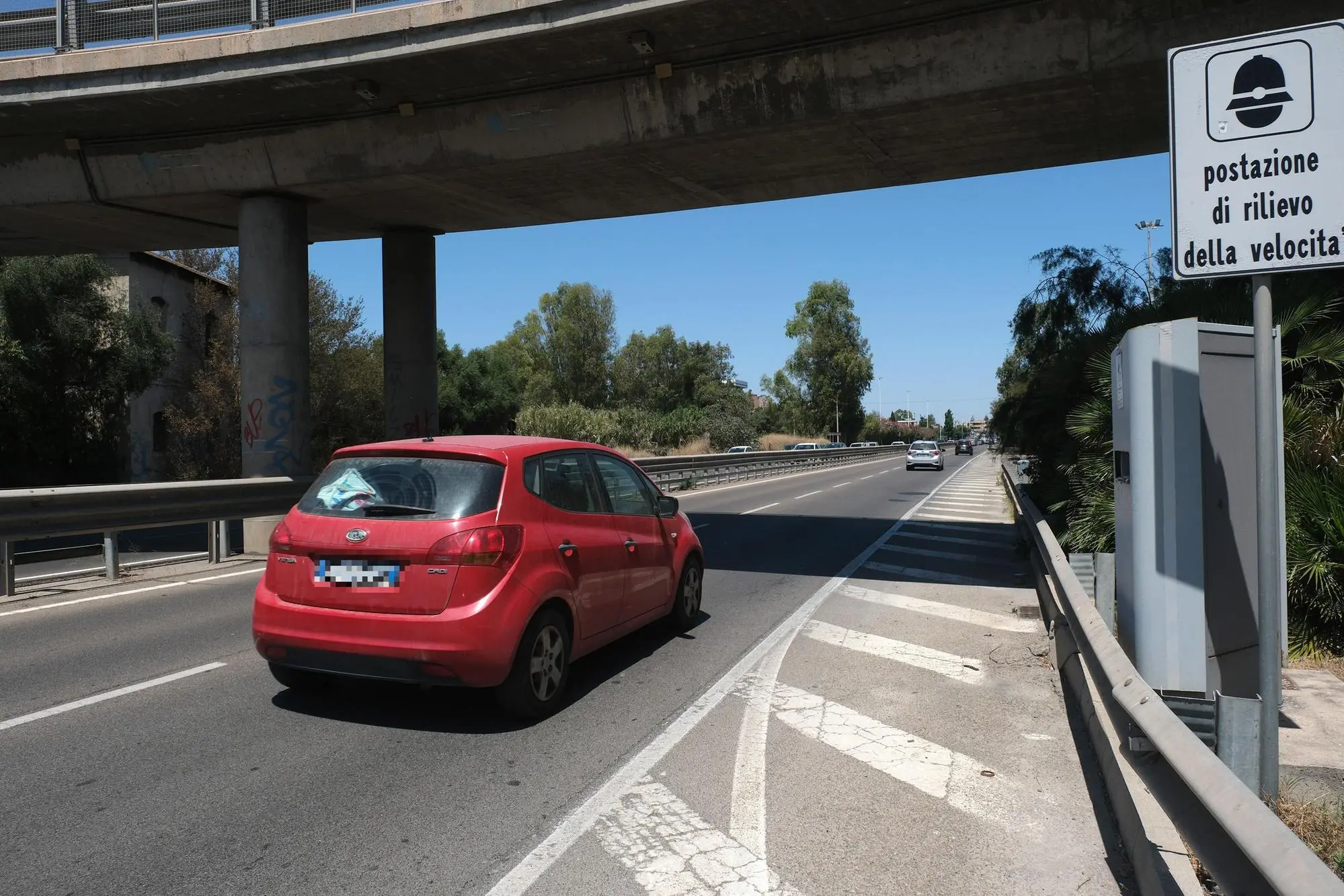 Un'auto che scorre davanti all’autovelox sull’Asse mediano di scorrimento (Foto di Giuseppe Ungari)