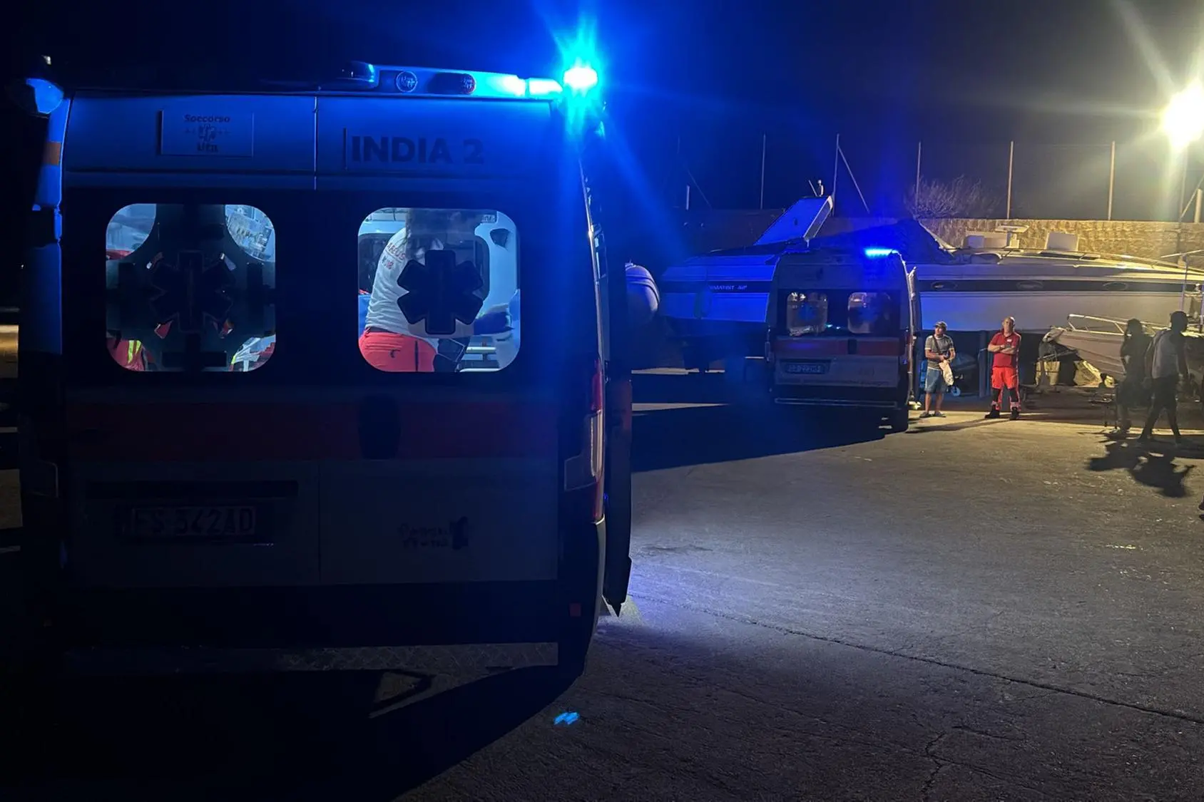 Le ambulanze per il primo soccorso ai migranti sbarcati stanotte a Cala Verde