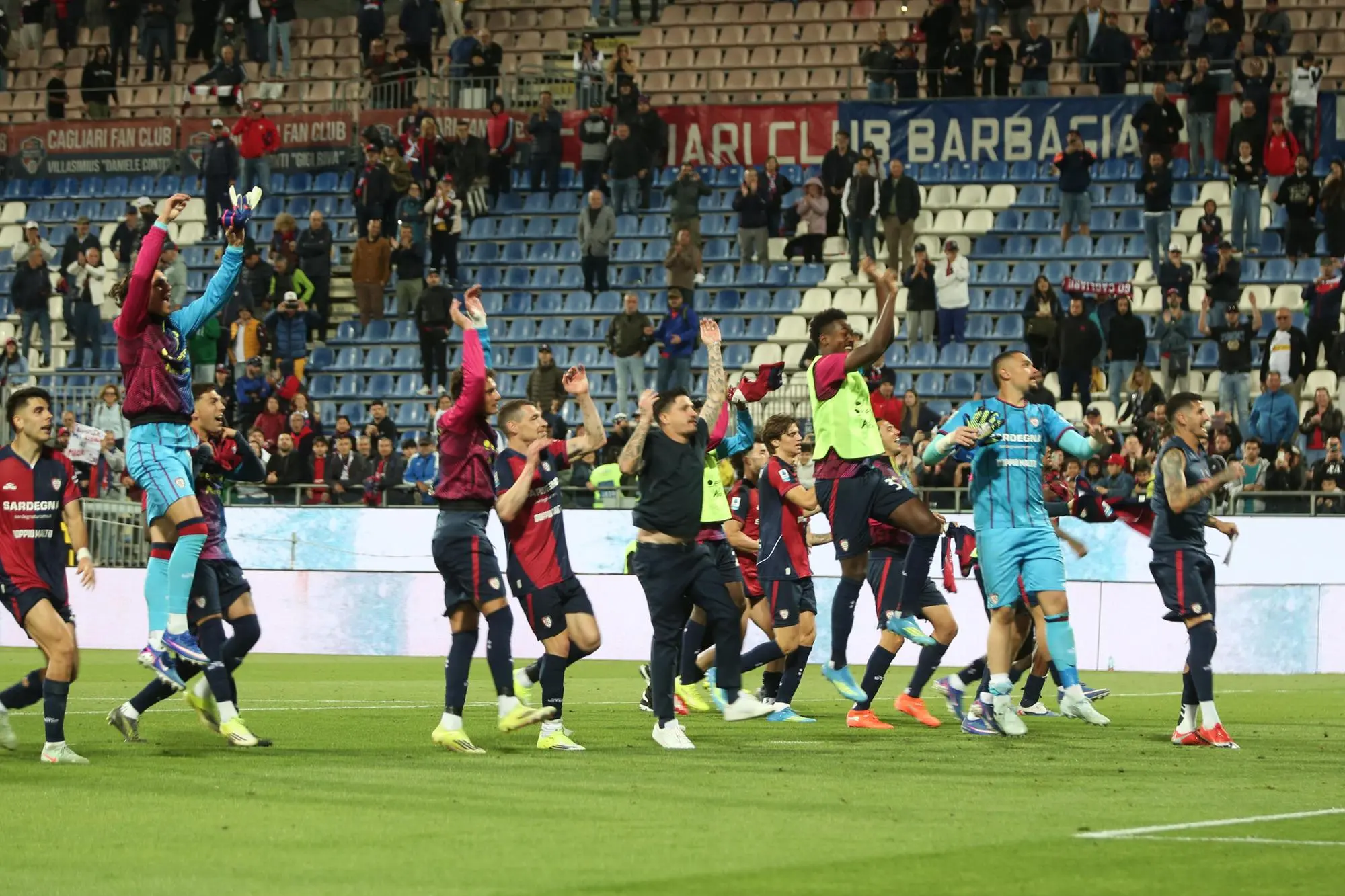 Il Cagliari esulta per la vittoria contro l'Atalanta (foto Ansa)