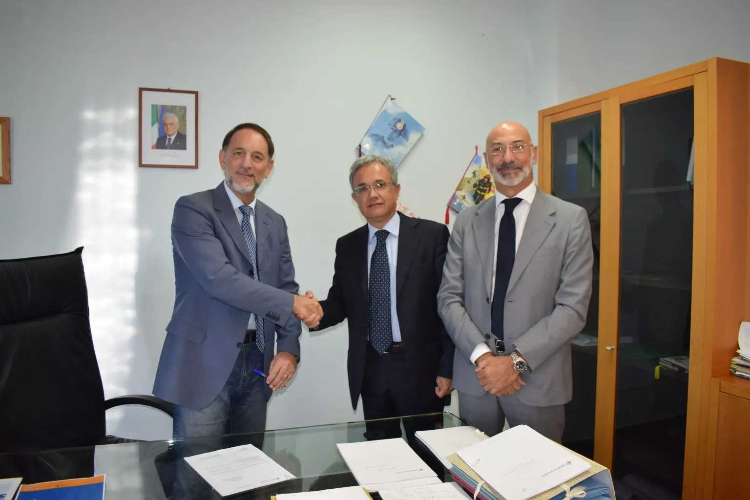 Il direttore generale della Asl del Medio Campidano Joseph Polimeni con al centro il dottor Stefano Cossa e il direttore sanitario Raimondo Pinna