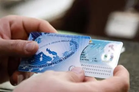 Una carta d'identità (Ansa)