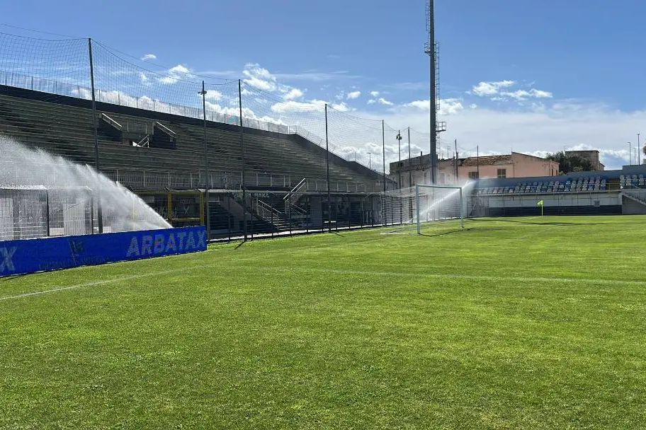 La curva dello stadio “Bruno Nespoli” di Olbia (foto Ilenia Giagnoni)