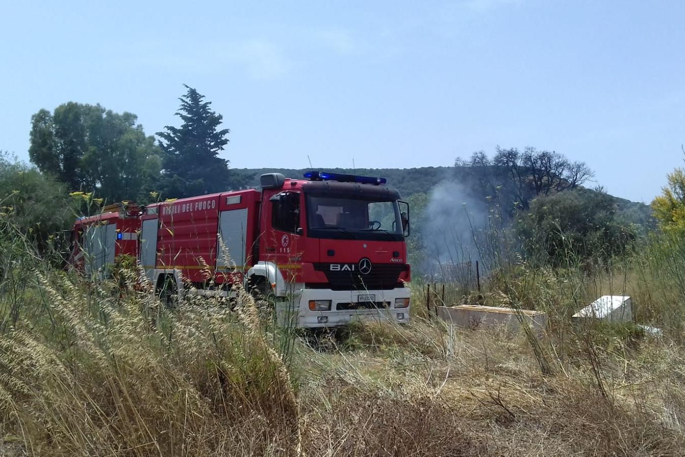 I vigili del fuoco nell'ex campo rom (L'Unione Sarda - Scano)