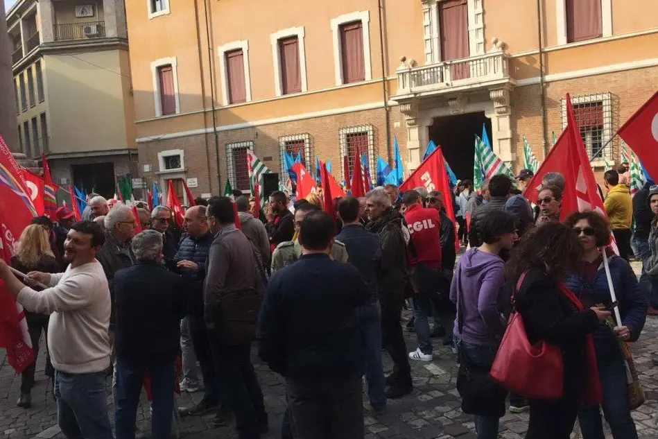 Il presidio dei sindacati a Cagliari