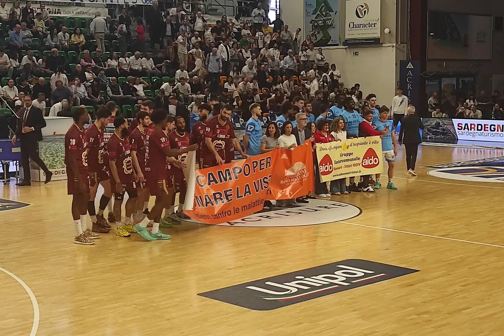 Le due squadre schierate all'inizio (foto G. Marras)